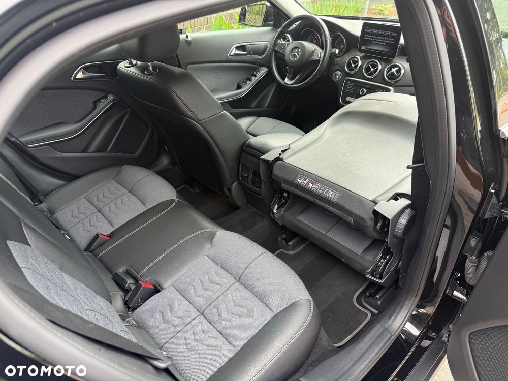 Mercedes-Benz GLA 180 7G-DCT - 24