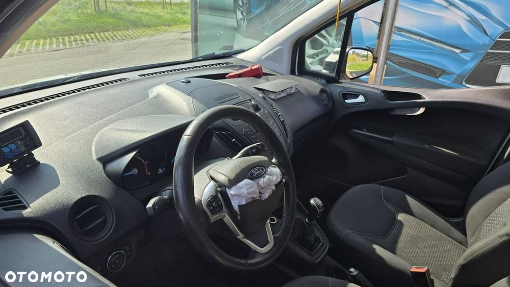 Ford Transit Courier - 15