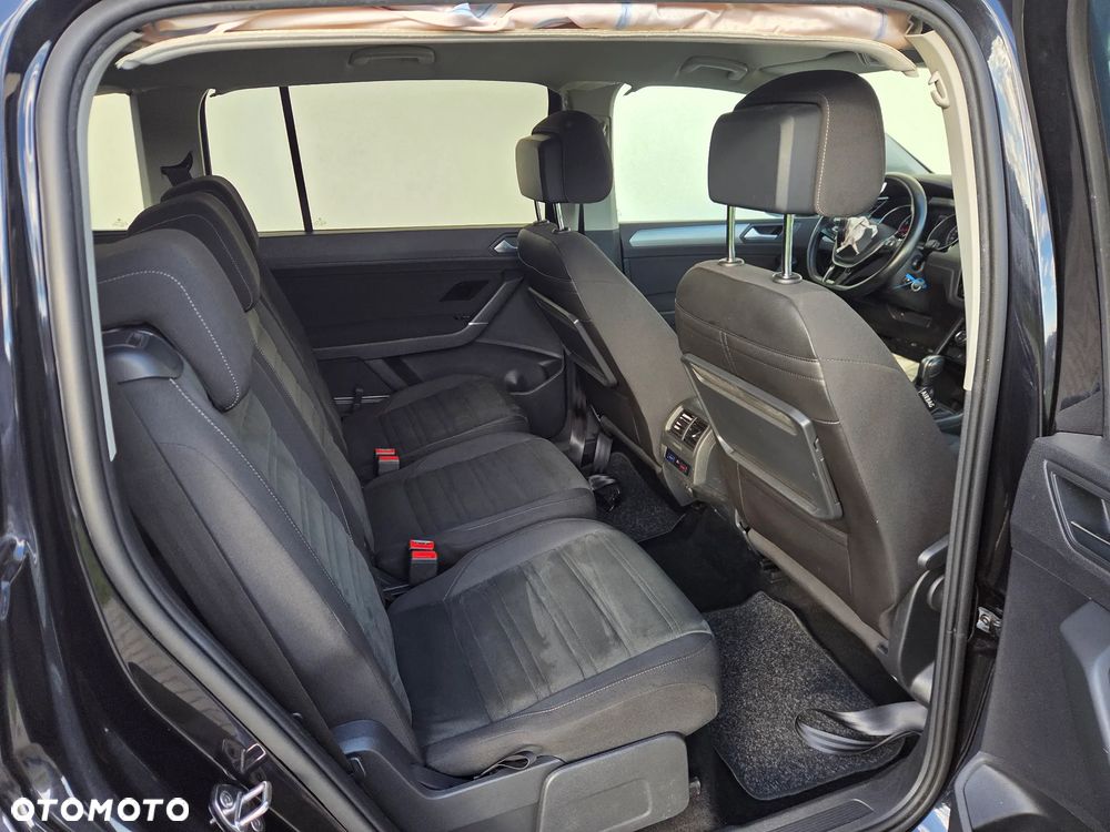 Volkswagen Touran - 12