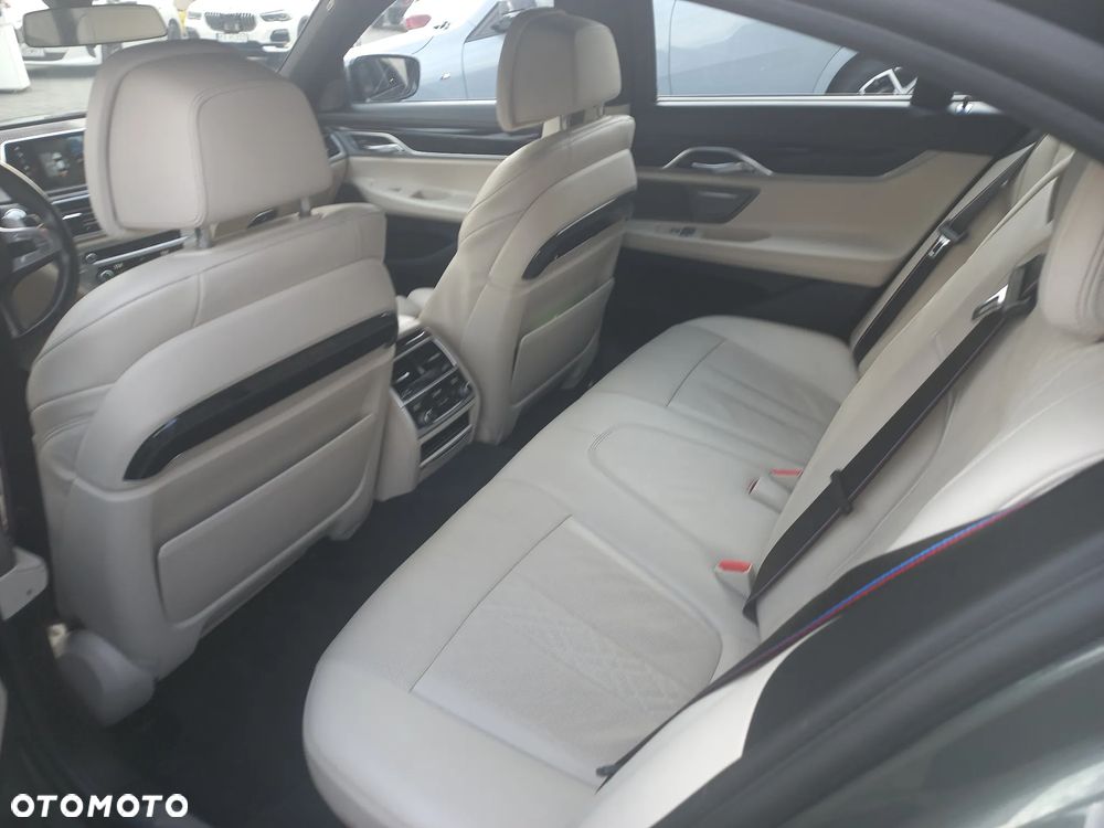 BMW Seria 7 750i xDrive - 16