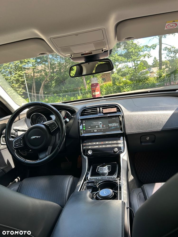 Jaguar XE 2.0 T Portfolio - 8