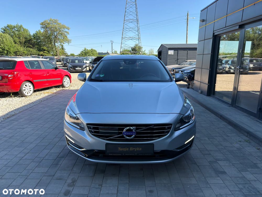 Volvo V60 D6 AWD Plug-in Hybrid R-Design Momentum - 6