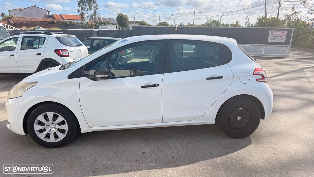 Peugeot 208 - 8