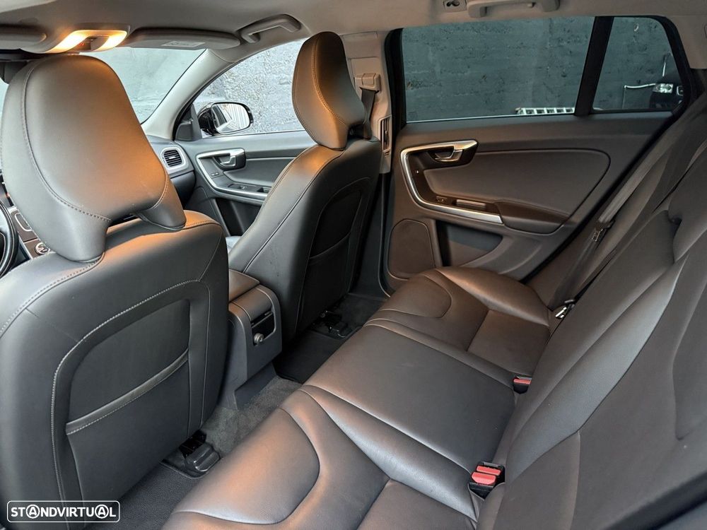 Volvo V60 D6 Plug-In-Hybrid AWD Geartronic Momentum - 3