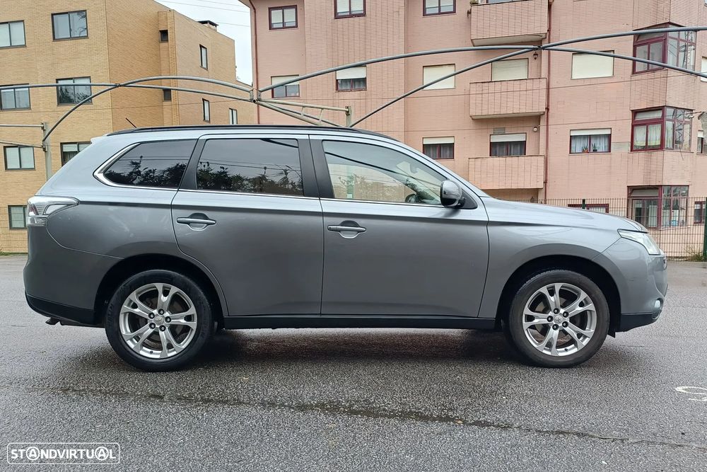 Mitsubishi Outlander 2.2 DI-D Instyle Navi 4WD - 3