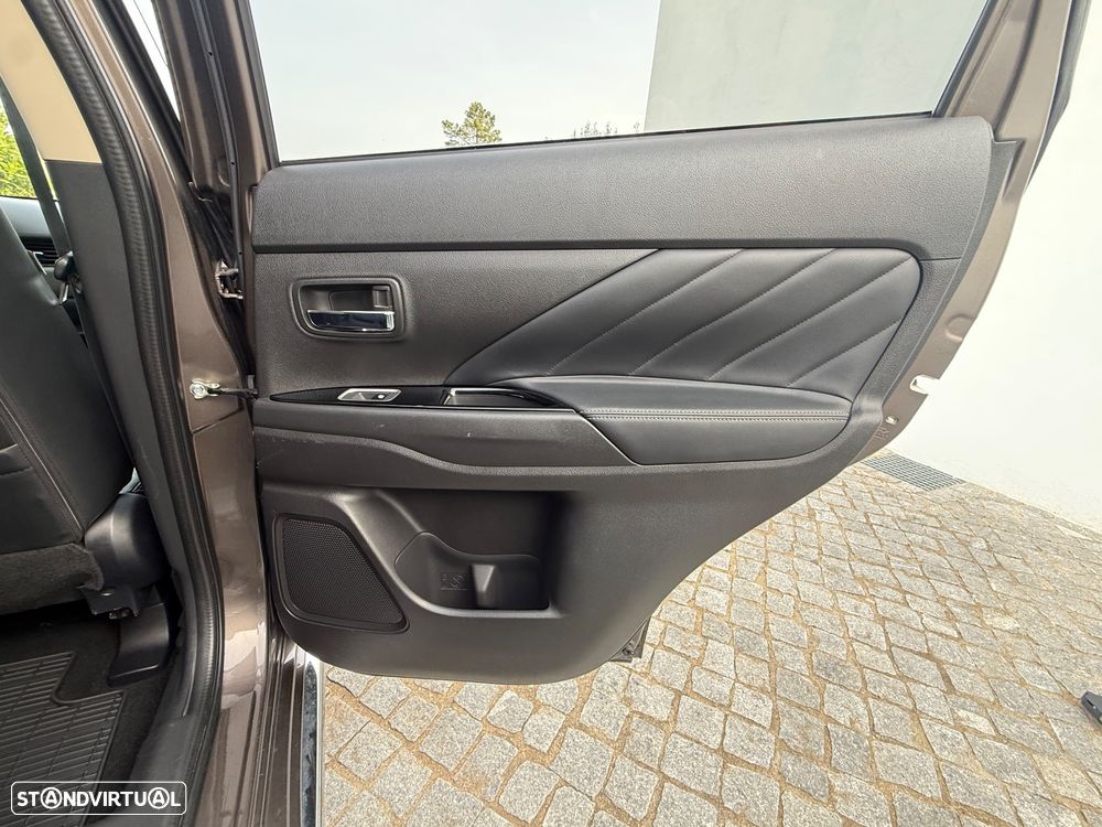 Mitsubishi Outlander 2.0 Instyle Navi - 30