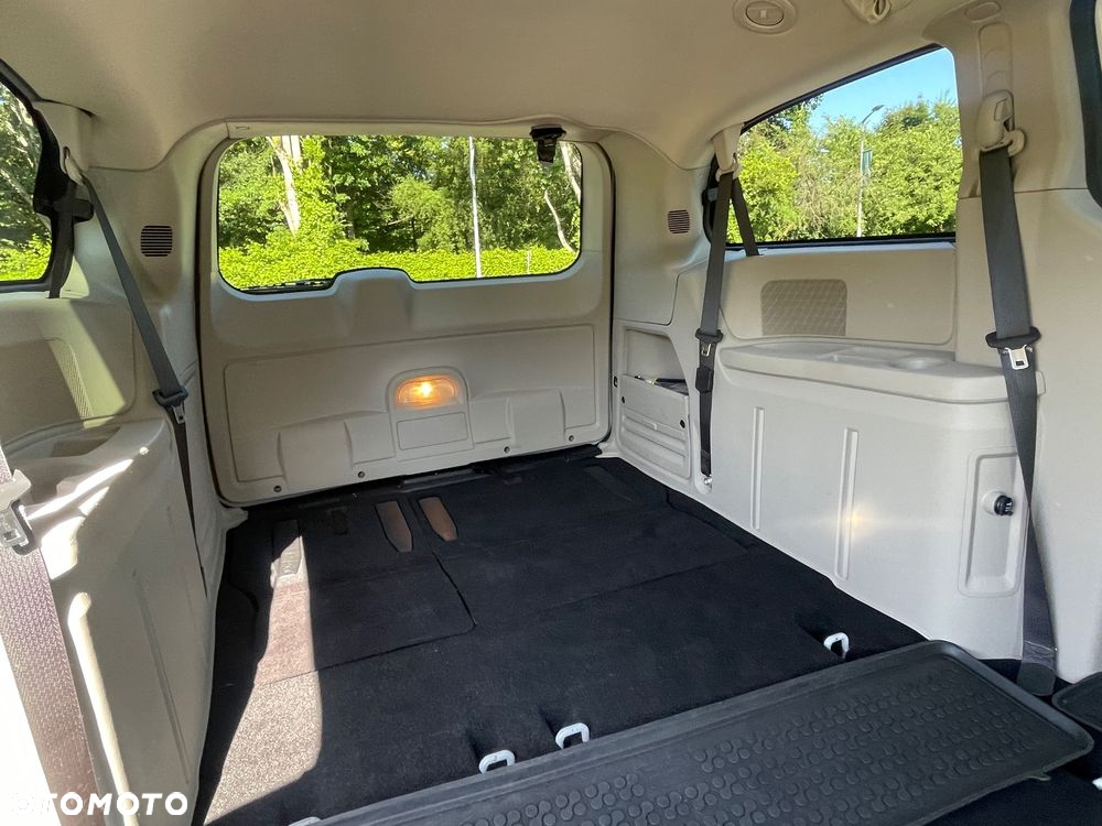 Dodge Grand Caravan - 12