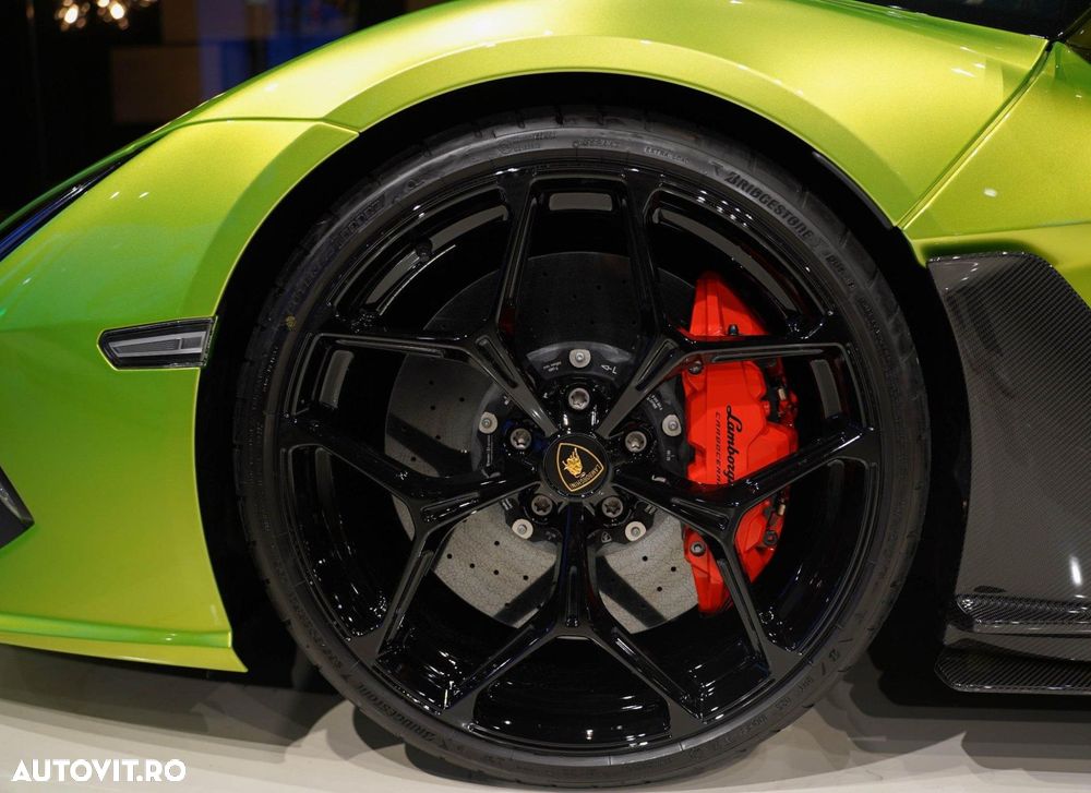 Lamborghini Revuelto - 12