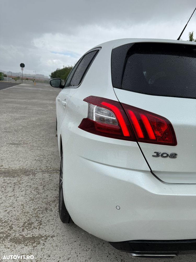 Peugeot 308 1.2 L PureTech Turbo S&S Allure - 9