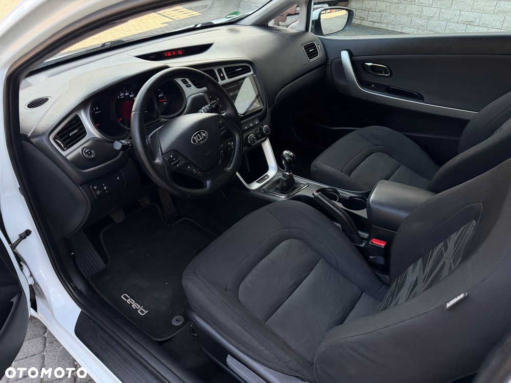 Kia Ceed 1.6 GDI Dream Team Edition - 19