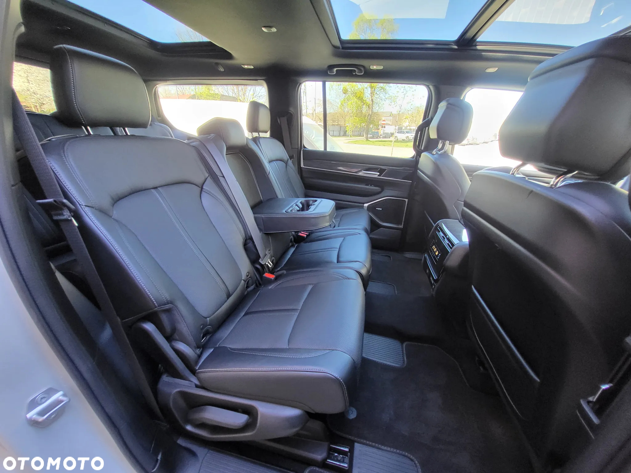 Jeep Wagoneer - 36