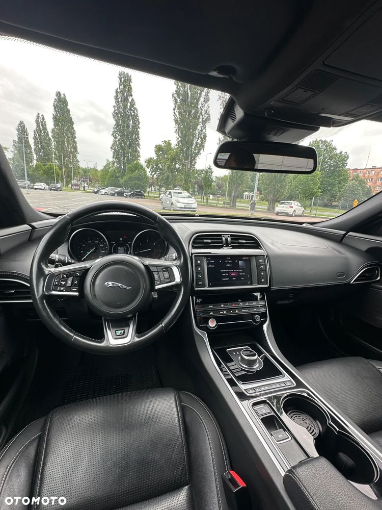 Jaguar XE 20d R-Sport - 16