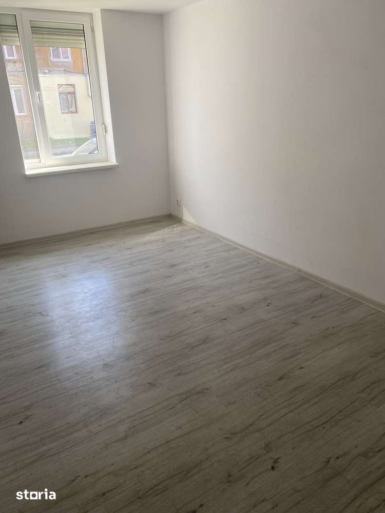 GARSONIERĂ RENOVATĂ DE VÂNZARE — fotografia 3