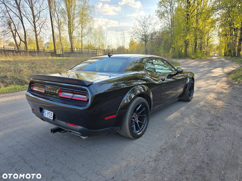 Dodge Challenger ver-6-4-scat-pack-widebody - 5