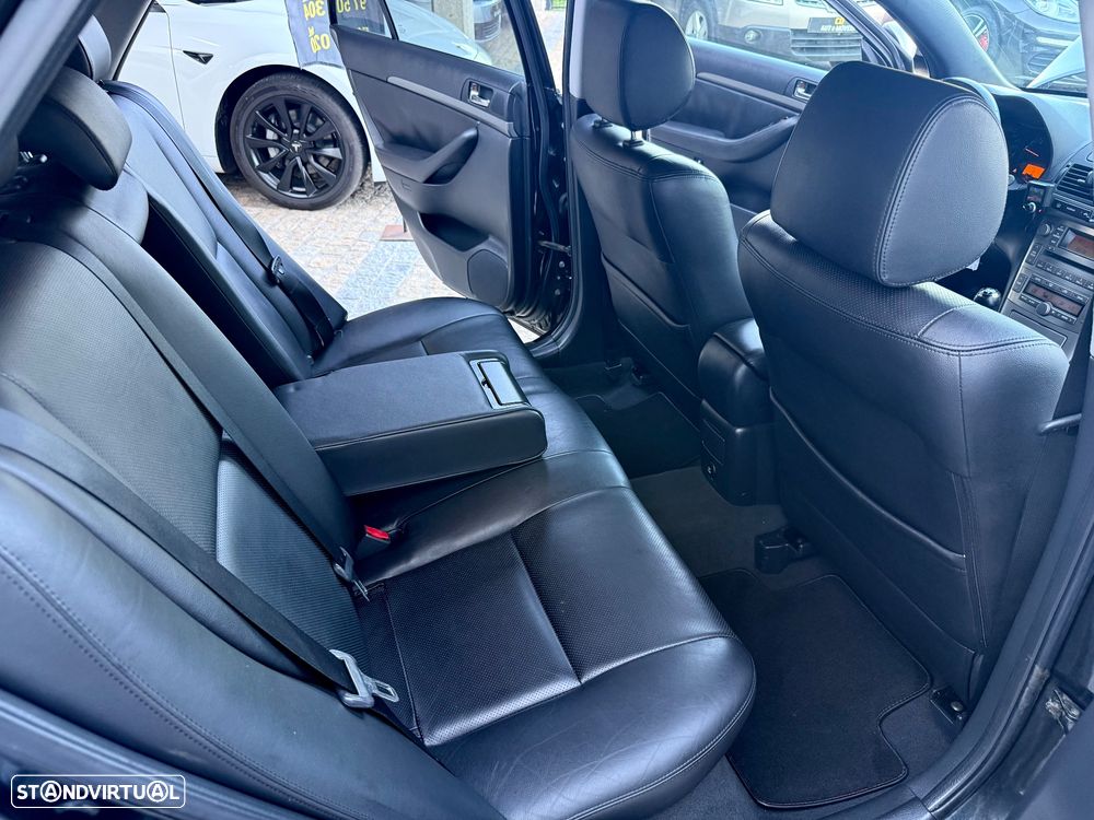 Toyota Avensis SW 2.2 D-4D Executive - 8