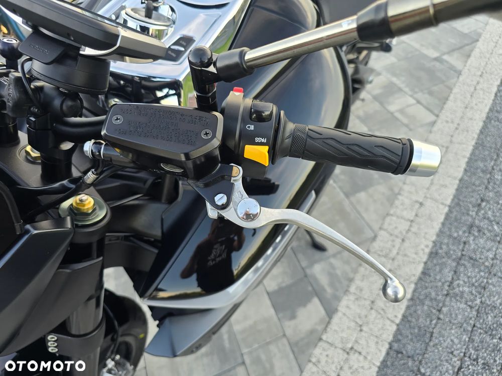 Suzuki GSX - 27