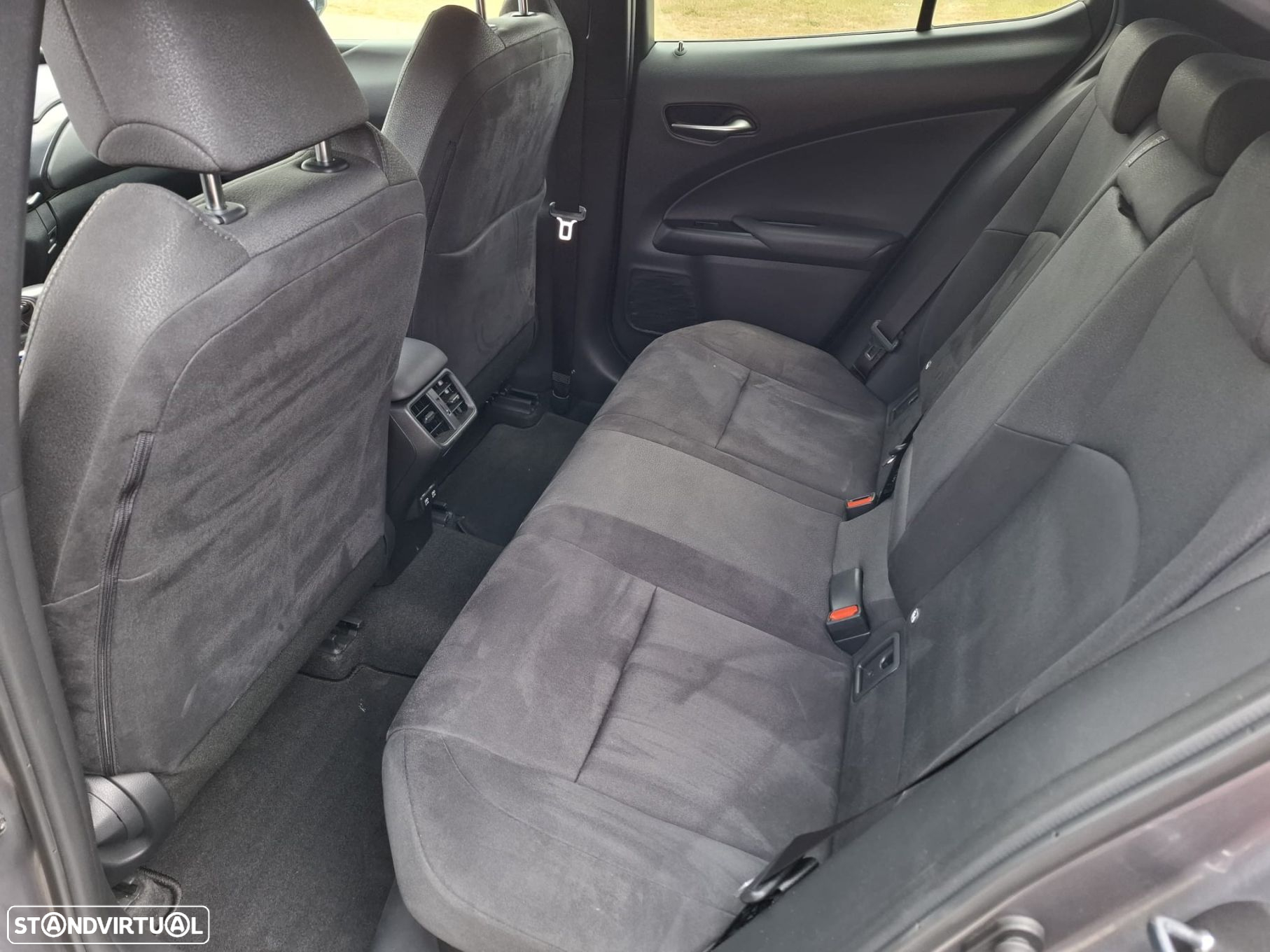 Lexus UX 250h Executive - 38