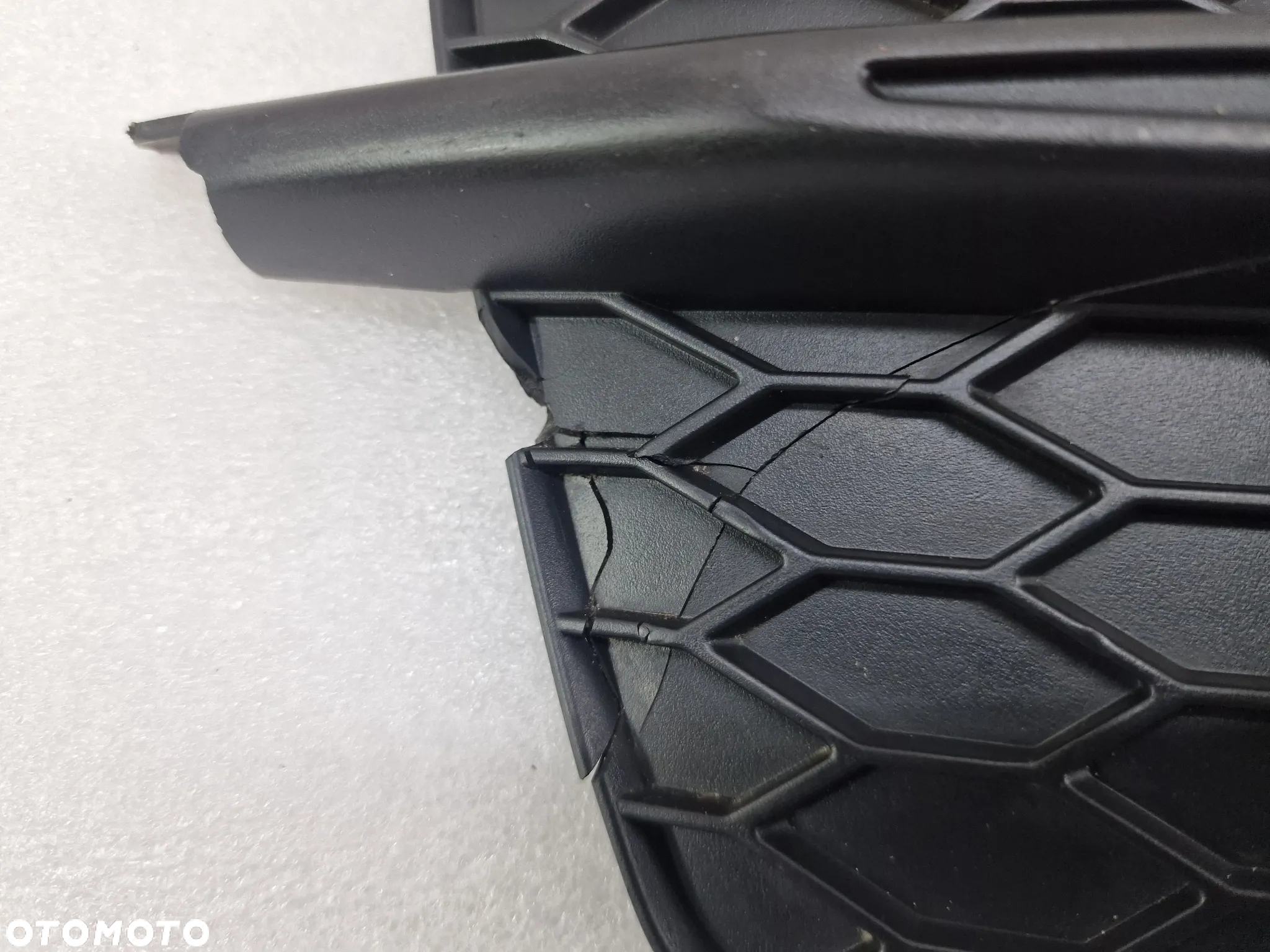 AUDI Q3 8U0 LIFT S-LINE 14- PRAWA KRATKA BOCZNA ZDERZAKA PRZEDNIEGO PRZÓD , NR 8U0807682D , NR AUKCJI E/10 - 15
