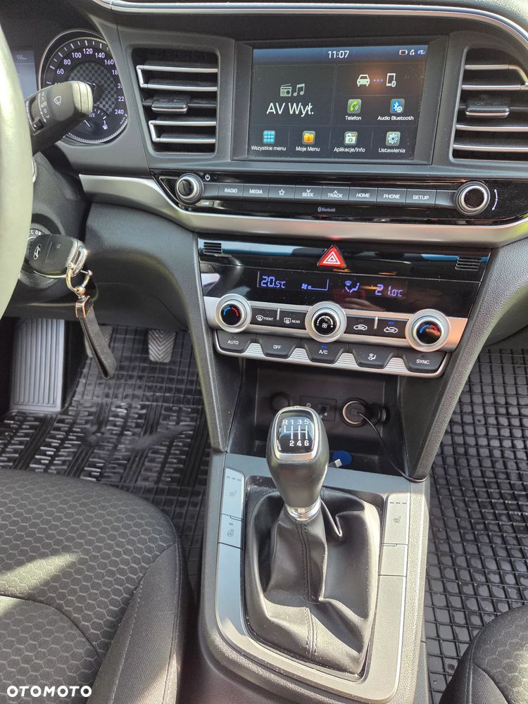 Hyundai Elantra - 24