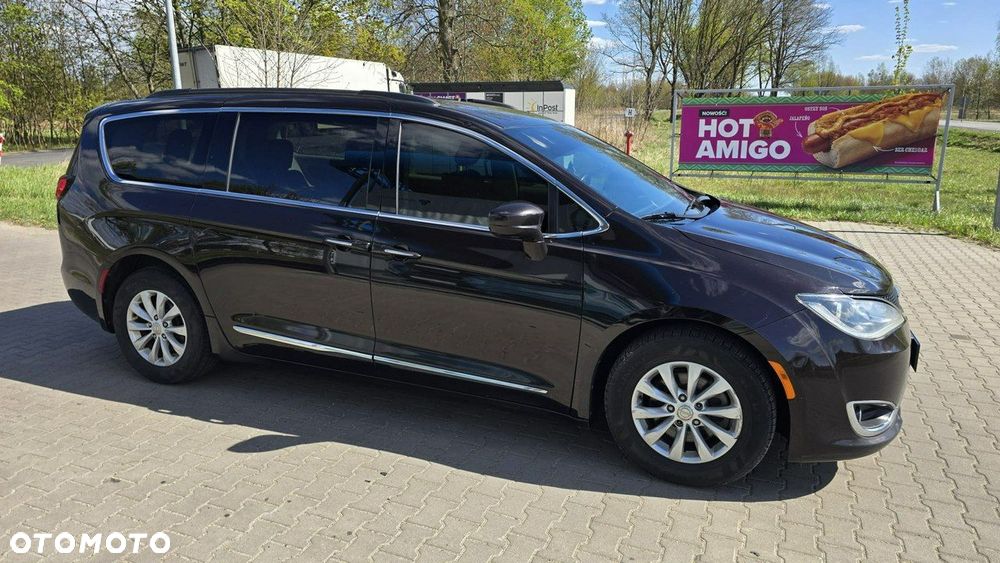 Chrysler Pacifica - 10