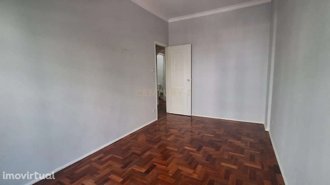 T3 com vista para a estação de Monte Abraão - Grande imagem: 4/15