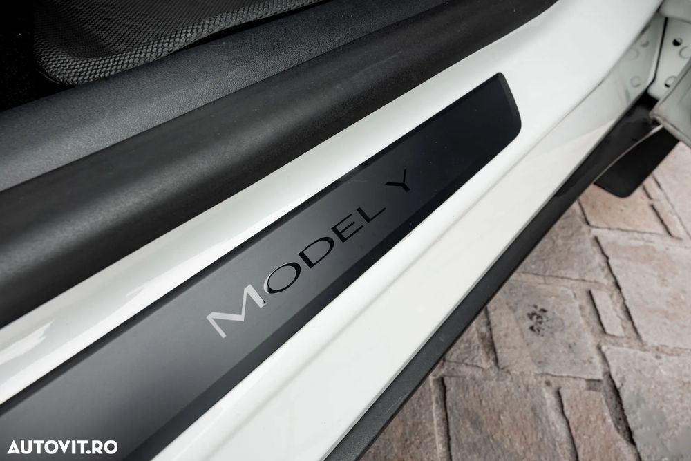 Tesla Model Y Performance Dual Motor AWD - 15