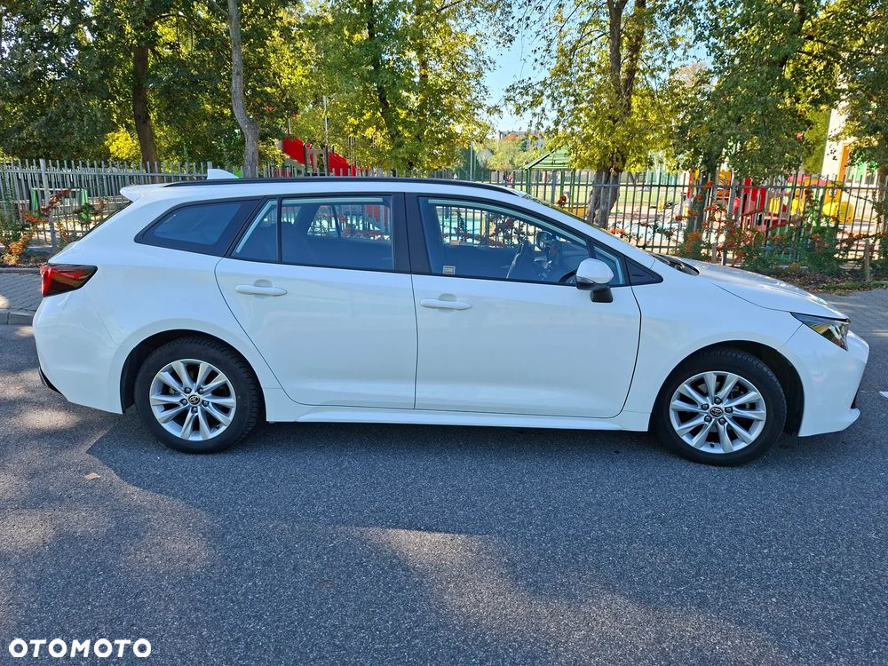 Toyota Corolla ver-1-8-hybrid-active - 4
