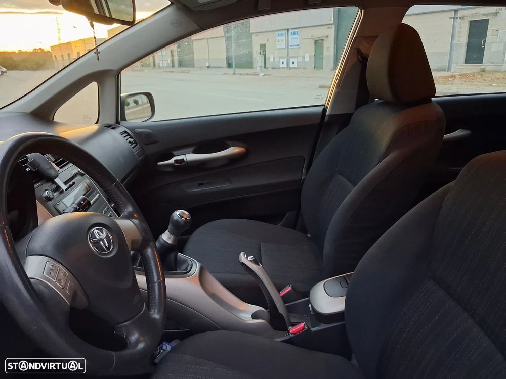 Toyota Auris 1.4 D-4D - 5