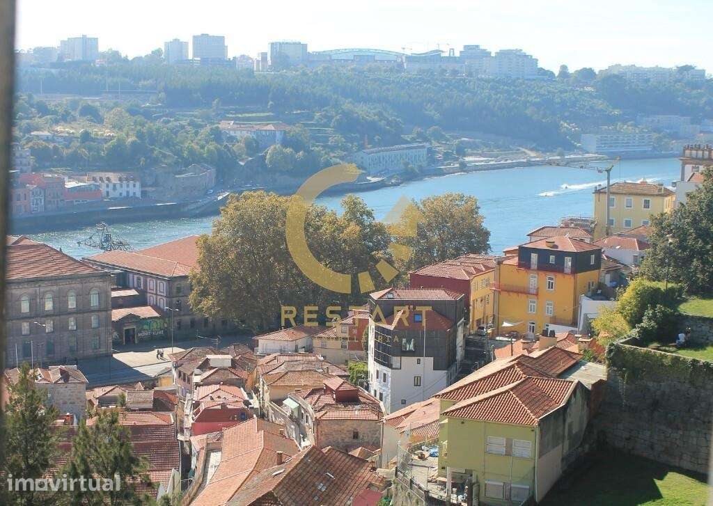 Prédio parcialmente reabilitado em Cedofeita - Grande imagem: 2/49