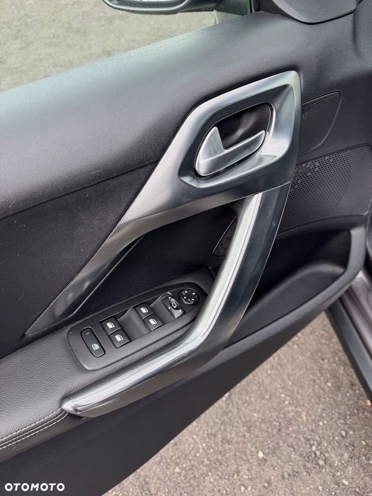 Peugeot 2008 1.2 Pure Tech GPF Signature S&S EAT6 - 13