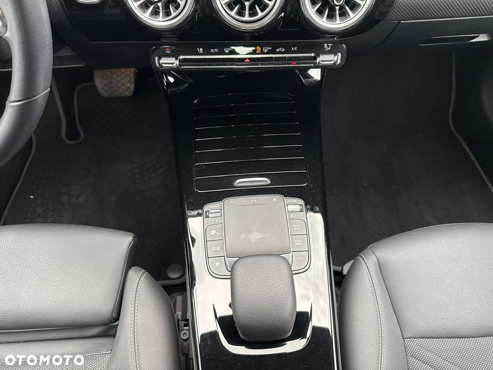 Mercedes-Benz CLA 180 7G-DCT Entry - 24