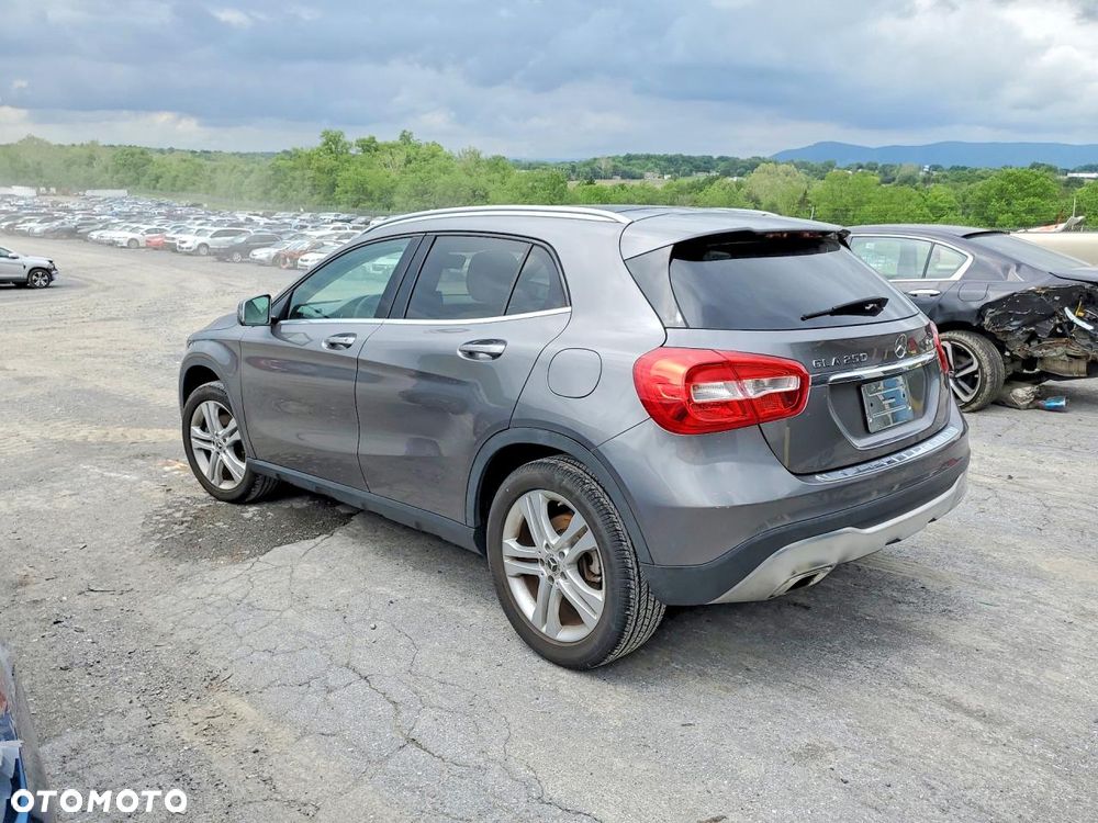 Mercedes-Benz GLA - 2