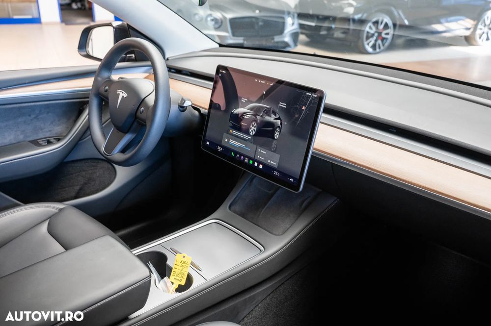 Tesla Model Y Long Range Dual Motor AWD - 8