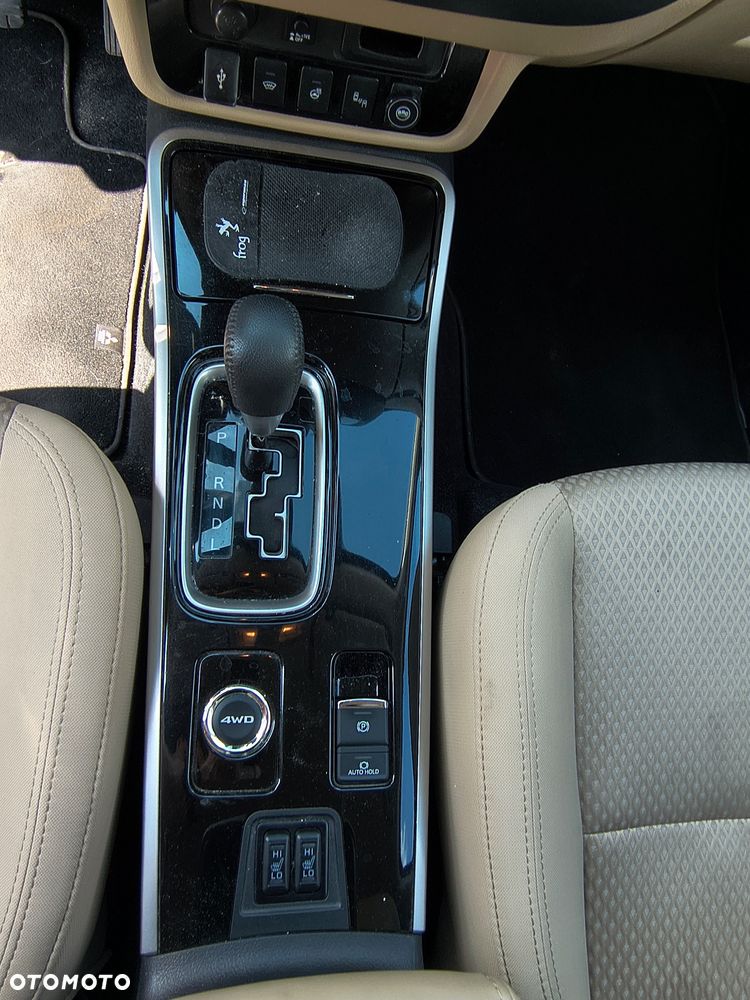 Mitsubishi Outlander 2.0 Instyle + 4WD CVT - 12