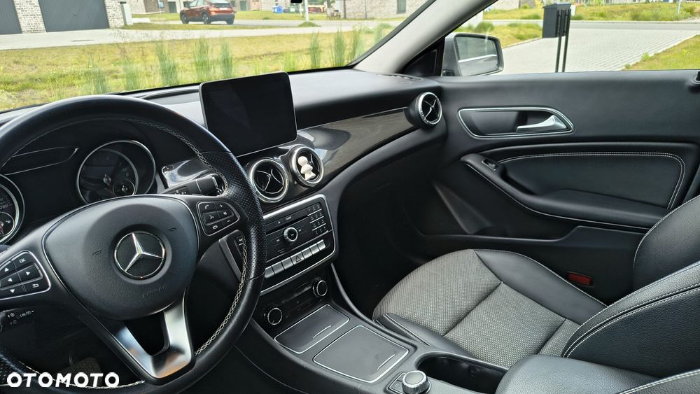 Mercedes-Benz CLA 180 7G-DCT - 28