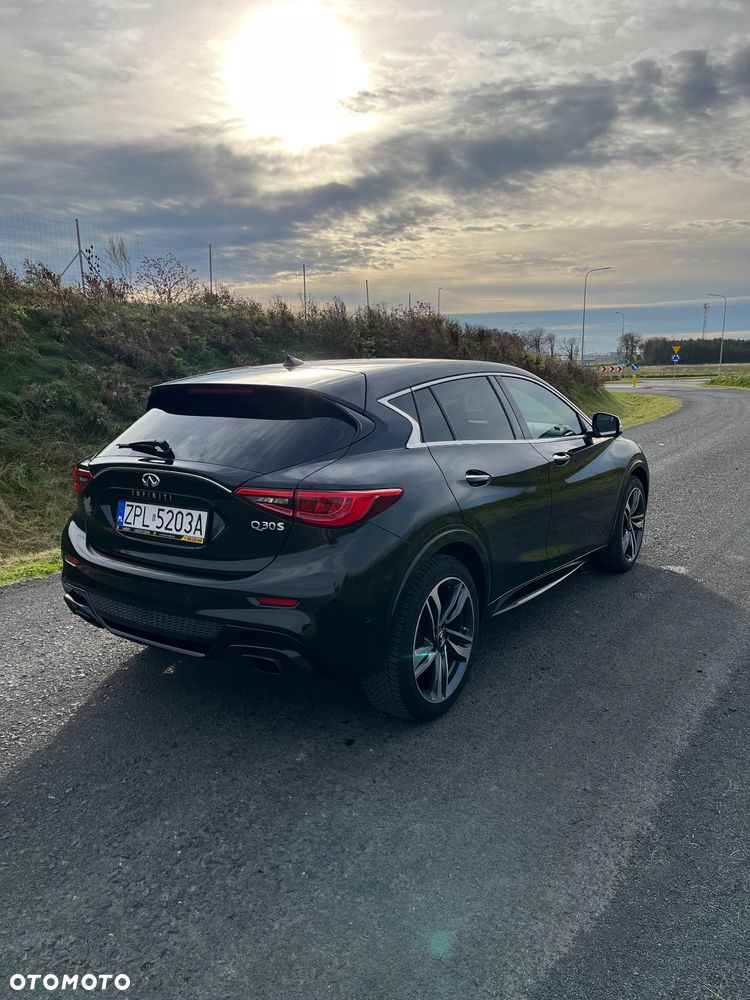 Infiniti Q30 1.6t DCT Sport City Black - 4
