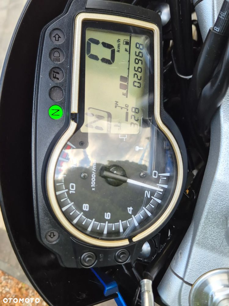 Suzuki GSR - 18