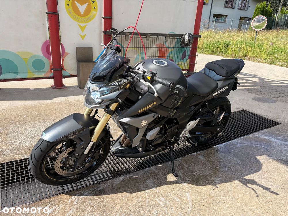 Suzuki GSR - 16