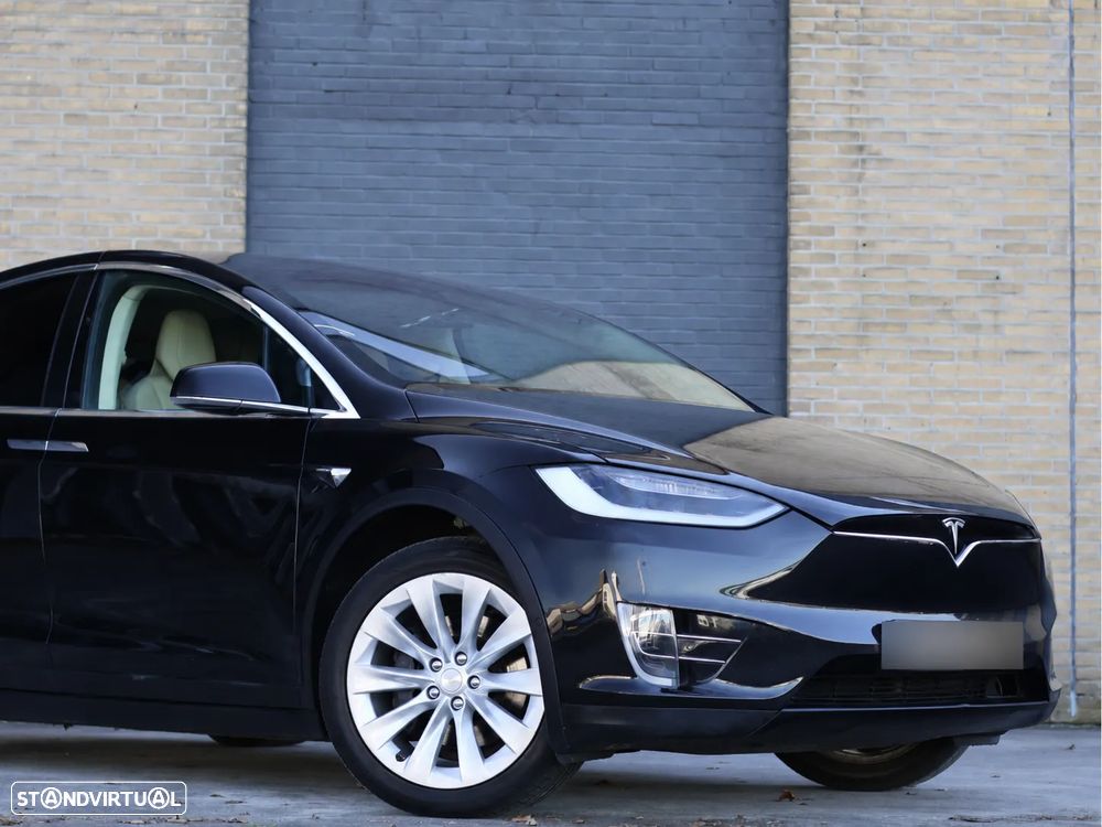 Tesla Model X 90D - 10