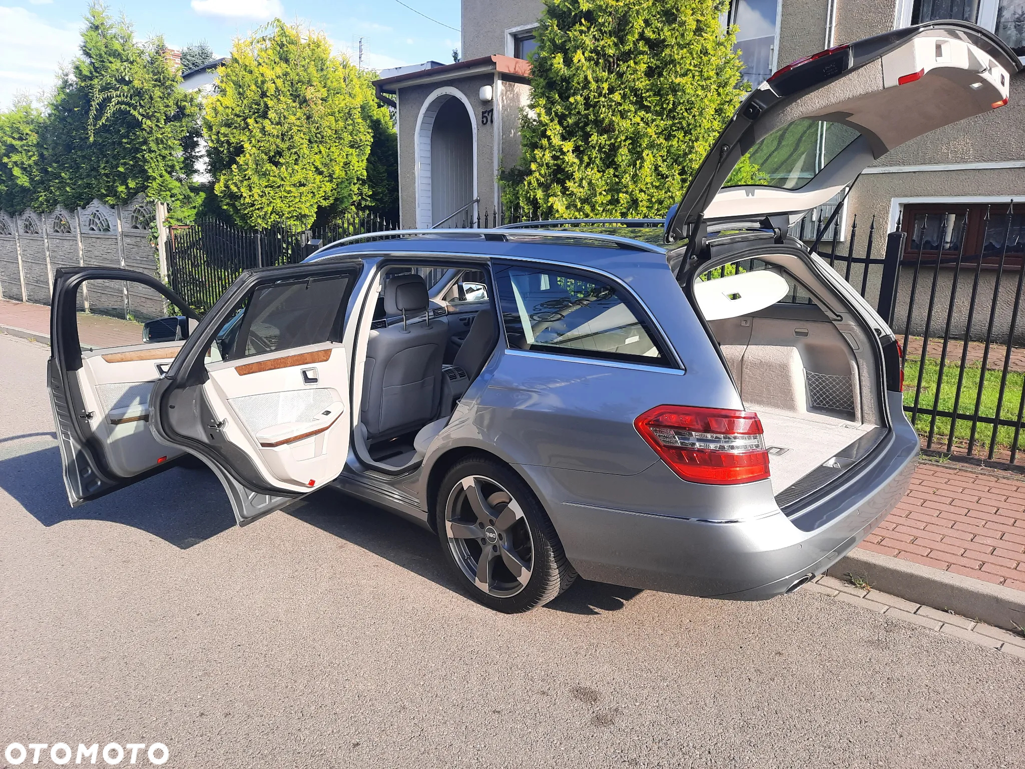 Mercedes-Benz Klasa E 250 T CGI BlueEFFICIENCY 7G-TRONIC - 27