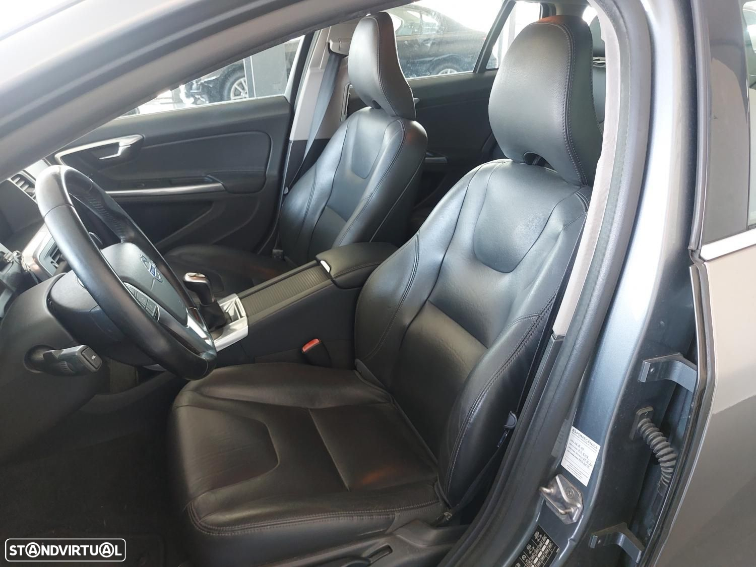 Volvo V60 2.0 D2 Momentum - 12