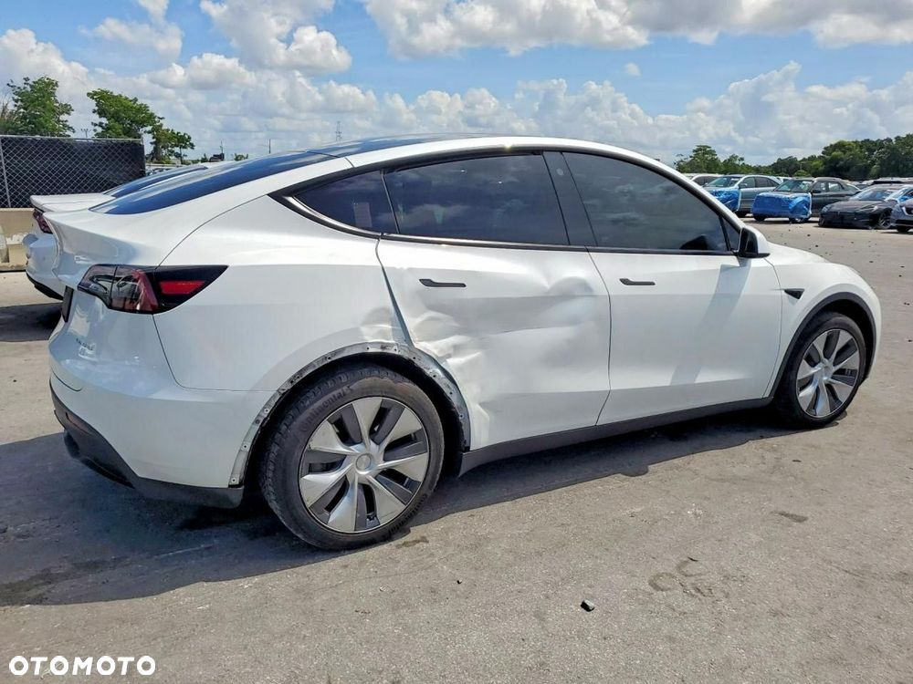 Tesla Model Y - 4