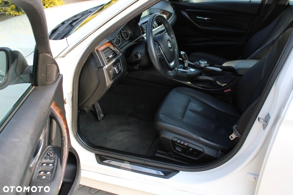 BMW Seria 3 328i xDrive Sport Line - 19