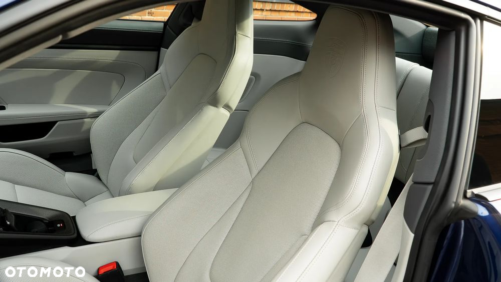 Porsche 911 Carrera 4 GTS - 11