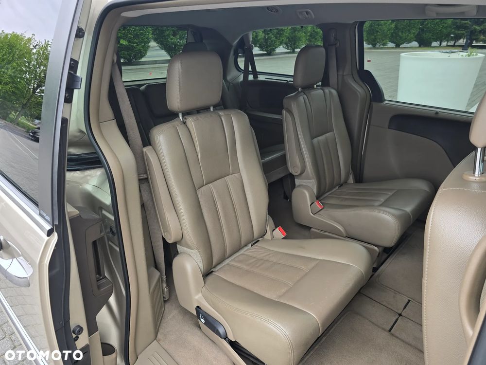 Chrysler Town & Country 3.6 Limited - 27
