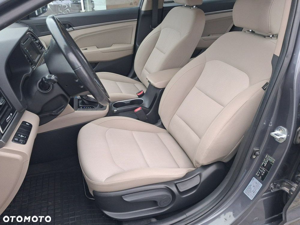 Hyundai Elantra - 26