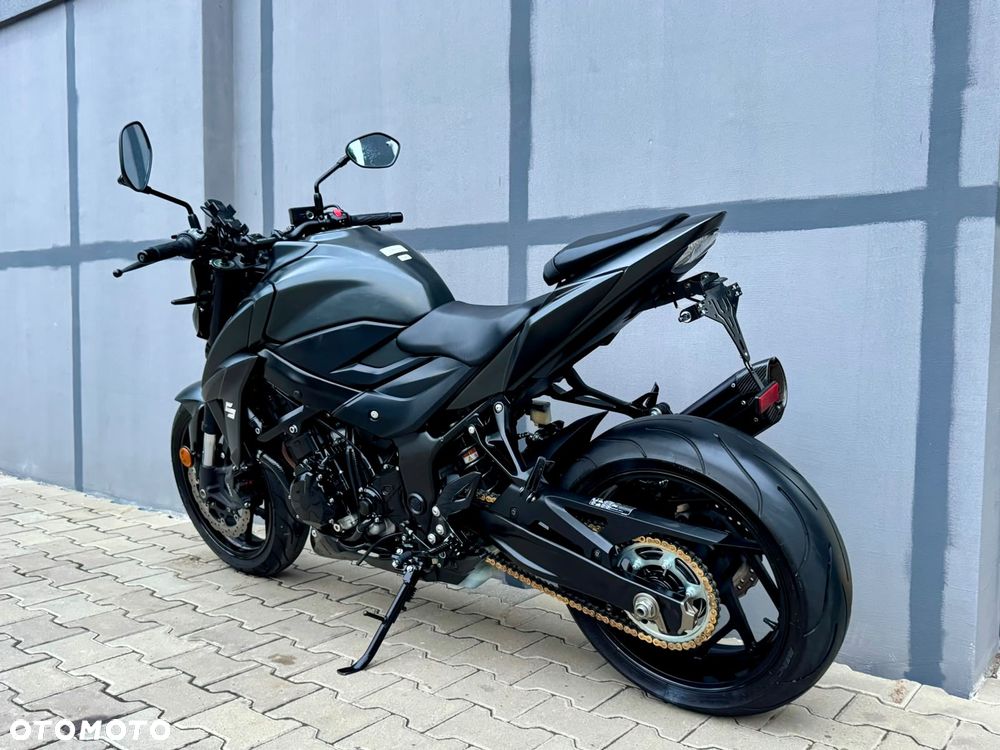 Suzuki GSX - 6