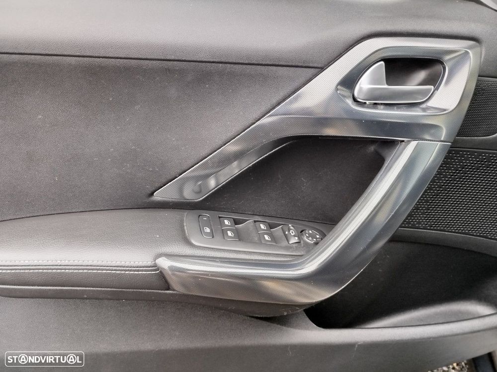 Peugeot 2008 1.2 PureTech Allure EAT6 - 27