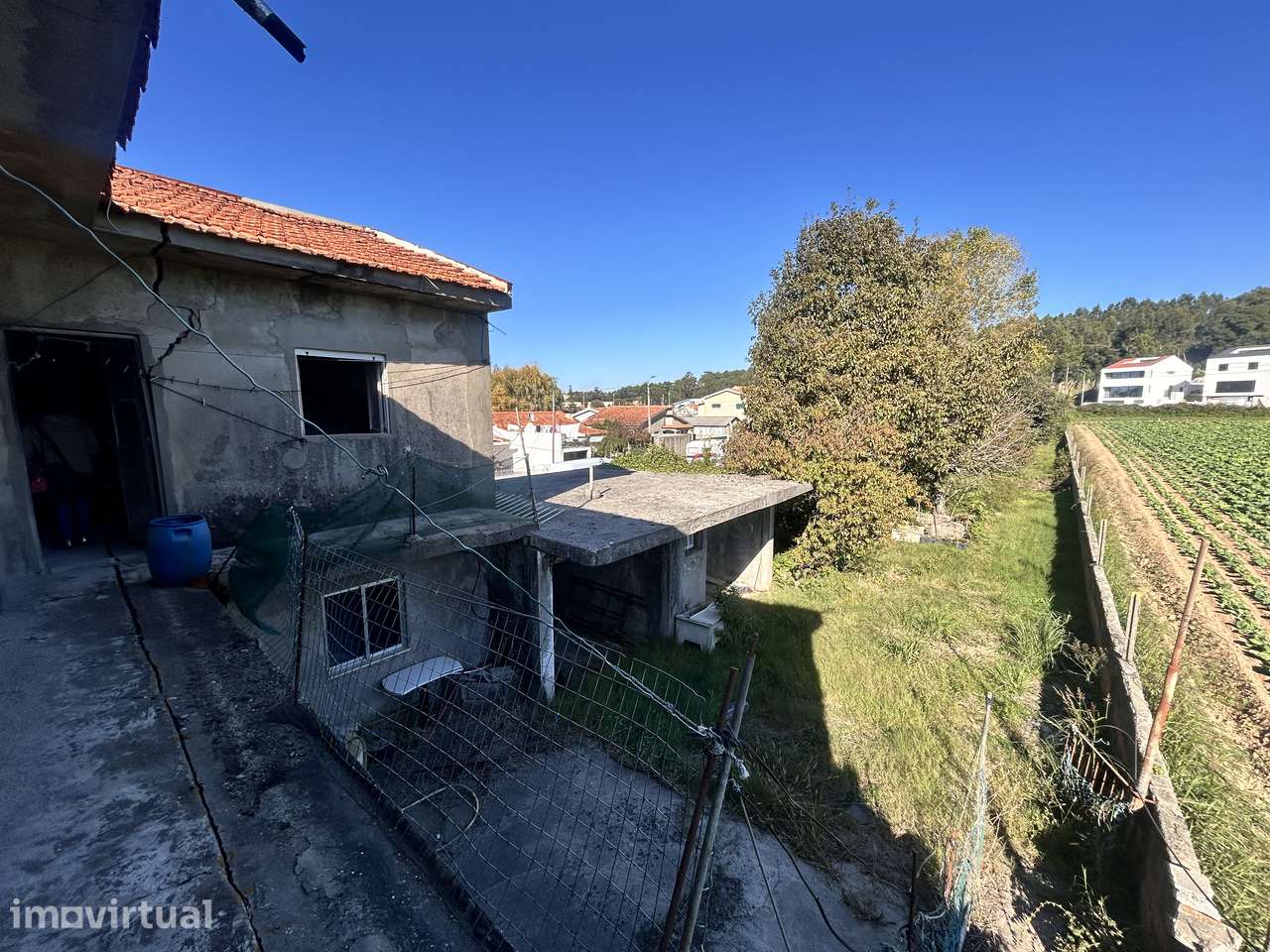 PROPRIEDADE COM 2 MORADIAS EM TERRENO URBANO DE 1.398 m² | VALADARES - Grande imagem: 2/10