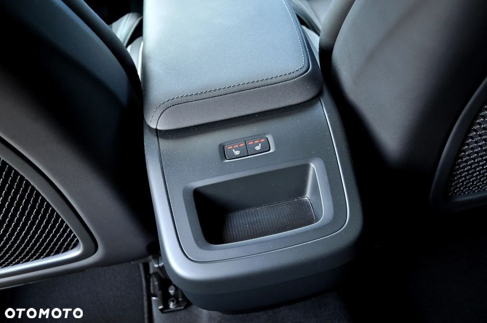 Volvo XC 60 B5 B AWD Plus Dark - 34